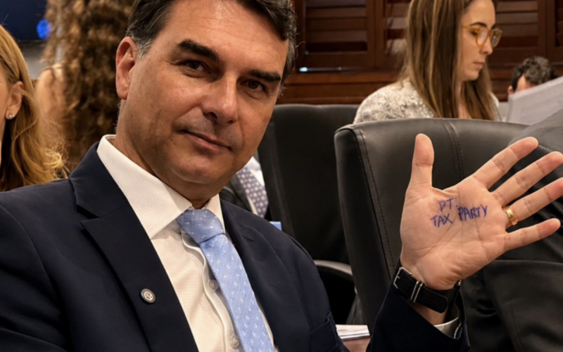 Carta assinada por 35 bispos manifesta preocupação com candidatura de Flávio Bolsonaro